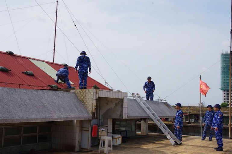 Cán bộ, chiến sĩ Đoàn đặc nhiệm phòng, chống ma túy số 1, Bộ Tư lệnh Cảnh sát biển giúp nhân dân gia cố mái nhà.