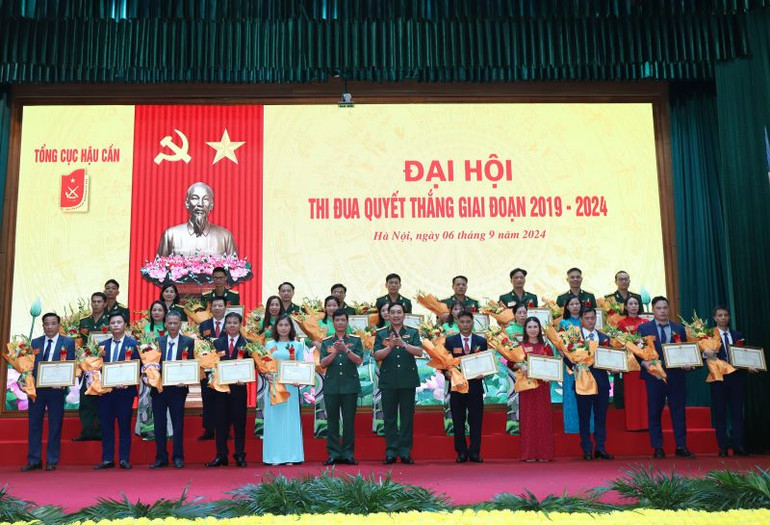 Thiếu tướng Nguyễn Trọng Thiện, Phó Chủ nhiệm Tổng cục Hậu cần và Thiếu tướng Hà Như Lợi, Phó Chủ nhiệm Tổng cục Hậu cần trao Bằng khen tặng các cá nhân điển hình tiên tiến.