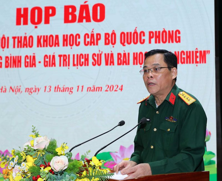 Đại tá, PGS.TS Nguyễn Văn Sáu, Phó Viện trưởng Viện Lịch sử quân sự phát biểu tại buổi Họp báo.