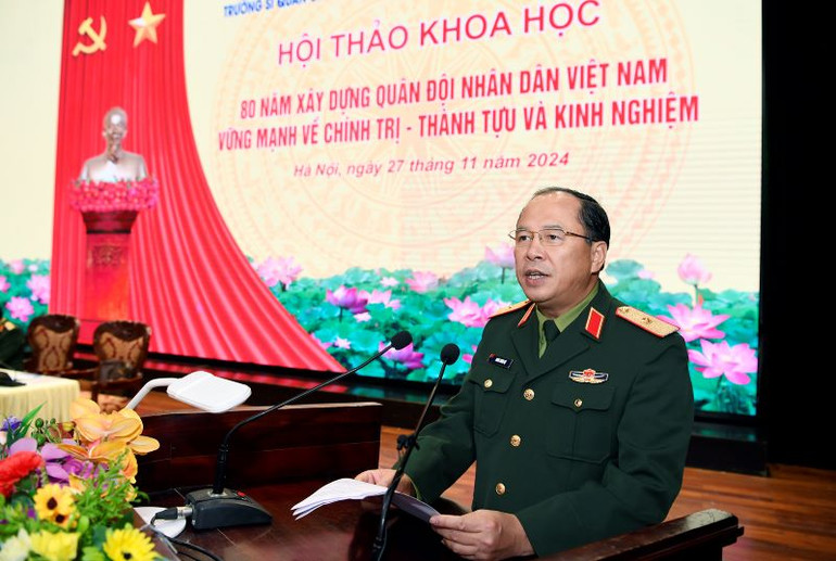 Thiếu tướng Đoàn Xuân Bộ, Bí thư Đảng ủy, Tổng Biên tập Báo Quân đội nhân dân trình bày báo cáo đề dẫn Hội thảo.