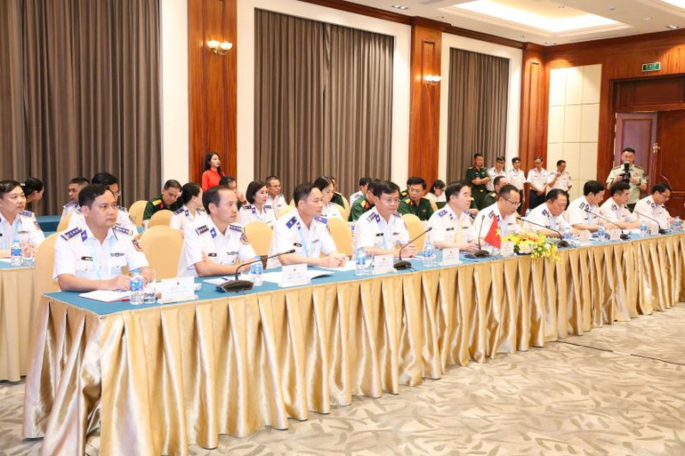 Đoàn đại biểu Cảnh sát biển Việt Nam tại Hội đàm.