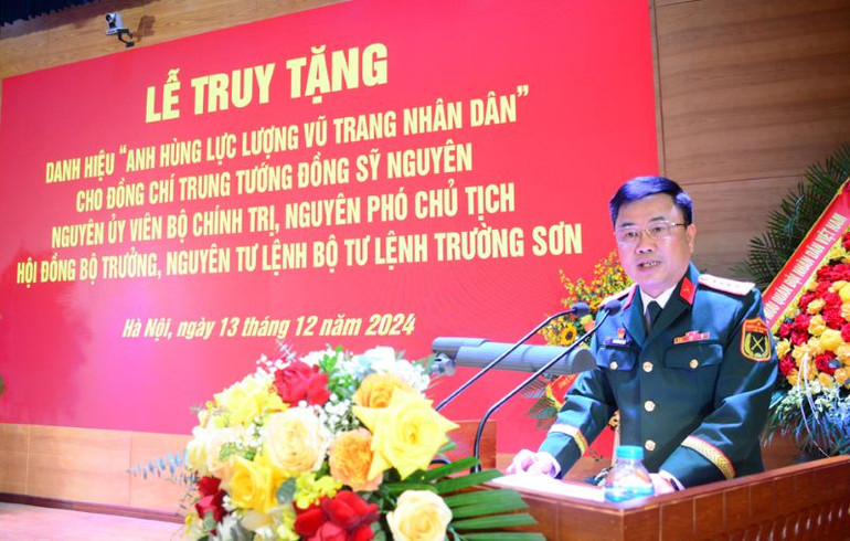 Đại tá Nguyễn Thế Lực, Bí thư Đảng ủy, Phó Tư lệnh Binh đoàn 12, đọc tóm tắt thành tích của đồng chí Trung tướng Đồng Sỹ Nguyên.