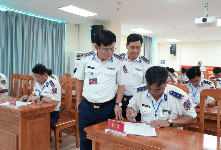 Đại diện Cục Chính trị-Bộ Tư lệnh Cảnh sát biển Việt Nam theo dõi học viên thực hiện phần thi lý thuyết công tác đảng, công tác chính trị tại Hội thi.