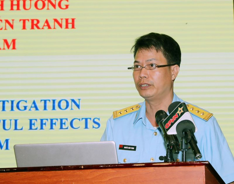 Đại diện cơ quan chức năng Quân chủng Phòng không-Không quân phát biểu tham luận tại hội thảo.
