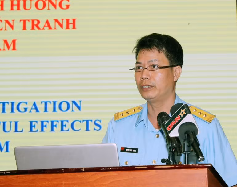 Đại diện cơ quan chức năng Quân chủng Phòng không-Không quân phát biểu tham luận tại hội thảo.