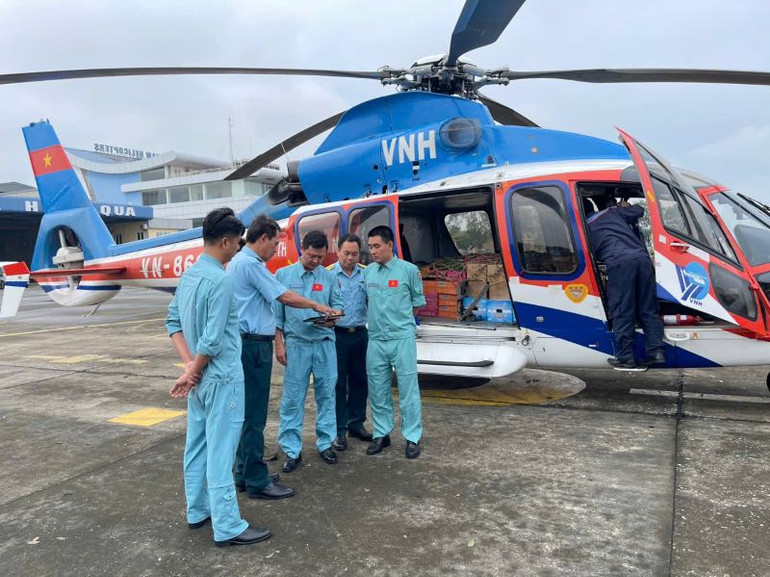 Tổ bay trao đổi phương án bay trước lúc cất cánh. (Ảnh: Thông tấn quân sự cung cấp)