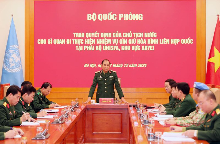 Thượng tướng Phùng Sĩ Tấn phát biểu giao nhiệm vụ cho Thiếu tá Hoàng Đình Công trước khi lên đường làm nhiệm vụ gìn giữ hòa bình Liên hợp quốc.