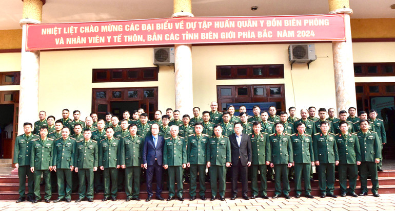 Các đại biểu dự khai mạc tập huấn chụp ảnh lưu niệm với học viên.