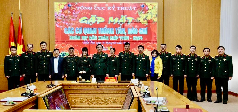 Lãnh đạo Tổng cục Kỹ thuật chụp ảnh cùng các đại biểu dự buổi gặp mặt. (Ảnh: Nguyễn Minh) Lãnh đạo Tổng cục Kỹ thuật chụp ảnh cùng các đại biểu dự buổi gặp mặt. (Ảnh: Nguyễn Minh)