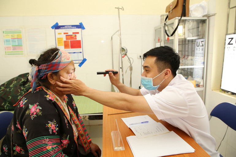 Thầy thuốc Tổng cục Hậu cần khám bệnh cho người dân.