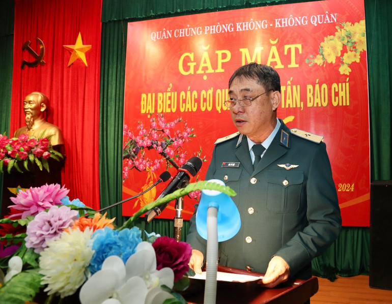 Thiếu tướng Bùi Tố Việt, Phó Chính ủy Quân chủng Phòng không-Không quân phát biểu tại buổi gặp mặt.