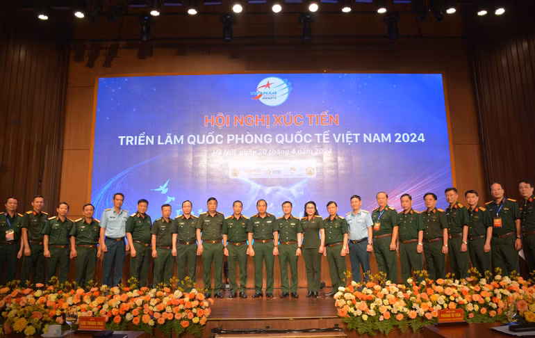 Các đại biểu dự hội nghị chụp ảnh chung.