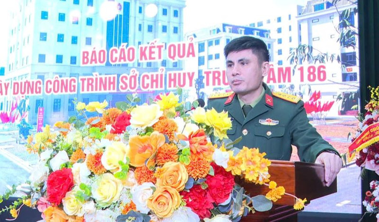 Đại tá Hoàng Văn Việt, Chỉ huy trưởng Trung tâm 186 báo cáo kết quả xây dựng công trình Sở Chỉ huy Trung tâm 186 tại buổi Lễ. Đại tá Hoàng Văn Việt, Chỉ huy trưởng Trung tâm 186 báo cáo kết quả xây dựng công trình Sở Chỉ huy Trung tâm 186 tại buổi Lễ.