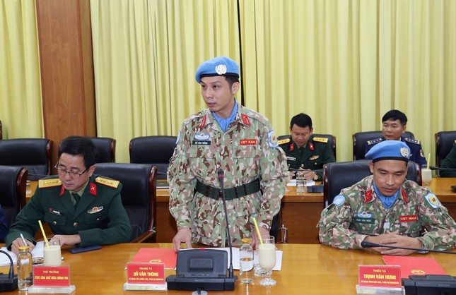 Trung tá Đỗ Văn Thông - sĩ quan đi thực hiện nhiệm vụ tại Phái bộ Cộng hòa Trung Phi, phát biểu tại buổi lễ.