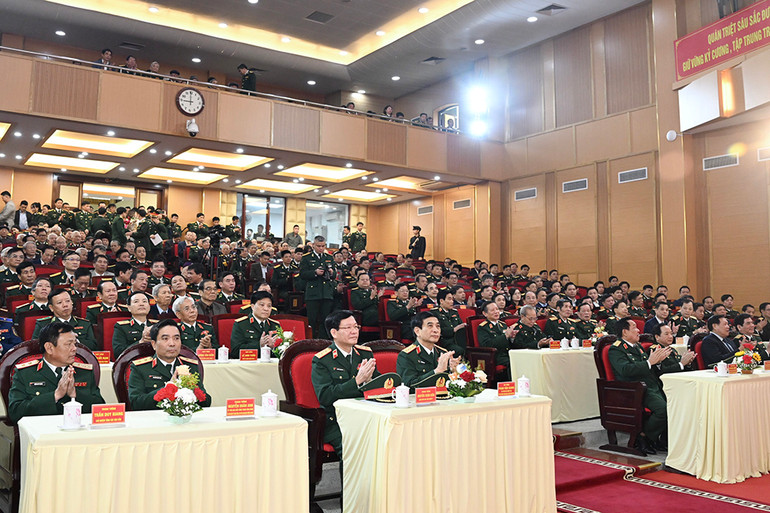 Các đại biểu tham dự buổi lễ.