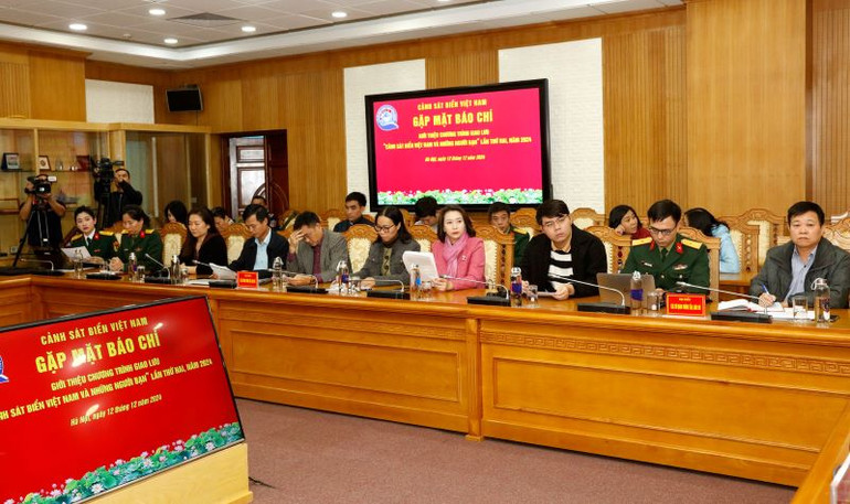 Đại biểu các cơ quan thông tấn, báo chí trong và ngoài quân đội tại buổi gặp mặt.