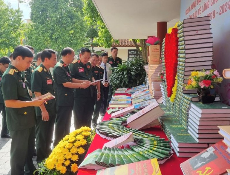 Thượng tướng Võ Minh Lương và các đại biểu tham quan khu trưng bày sách chào mừng Đại hội.