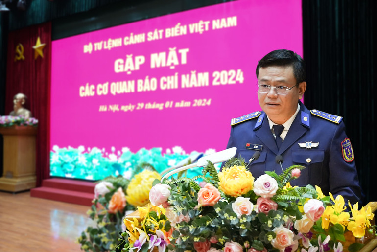 Đại tá Lê Huy, Phó Chủ nhiệm Chính trị Cảnh sát biển phát biểu tại buổi gặp mặt.