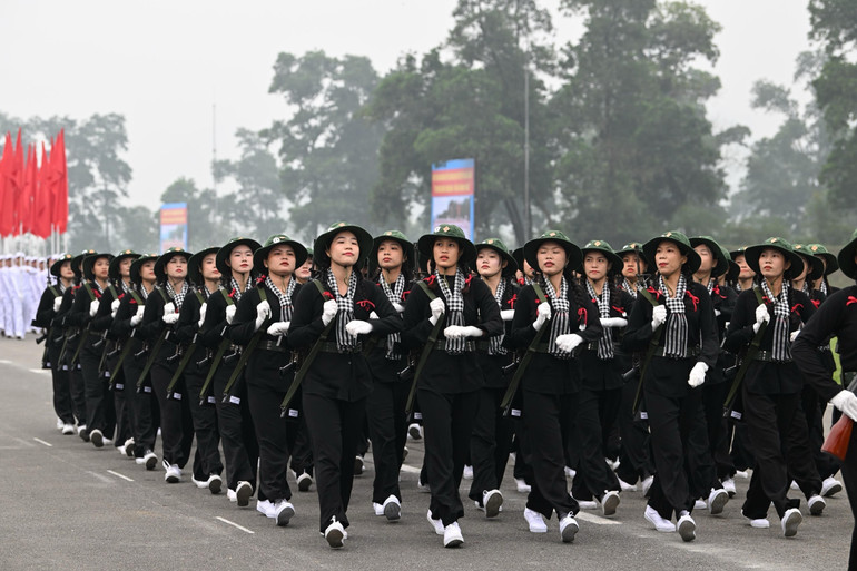 Các khối thực hiện diễu binh, diễu hành.