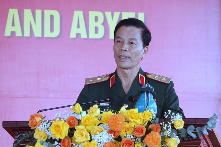 Trung tướng Nguyễn Trọng Bình, Phó Tổng Tham mưu trưởng Quân đội nhân dân Việt Nam, công bố Quyết định của Chủ tịch nước về việc cử hai đơn vị đi làm nhiệm vụ luân phiên thay thế tại các phái bộ gìn giữ hòa bình Liên hợp quốc.