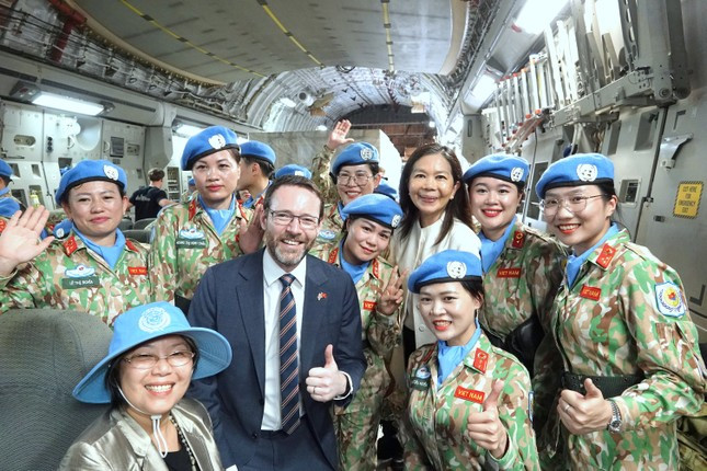 Đại diện Liên hợp quốc và quan khách quốc tế cùng các quân nhân mũ nồi xanh Việt Nam trên máy bay vận tải quân sự C-17.