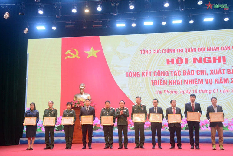 Thừa ủy quyền, Thượng tướng Trịnh Văn Quyết trao Bằng khen của Bộ trưởng Quốc phòng tặng các cá nhân. Ảnh: Báo Quân đội nhân dân.