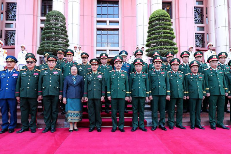 Đại tướng Phan Văn Giang và Thượng tướng Khamliang Outhakaysone cùng các đồng chí cán bộ cấp cao Bộ Quốc phòng hai nước Việt Nam-Lào.