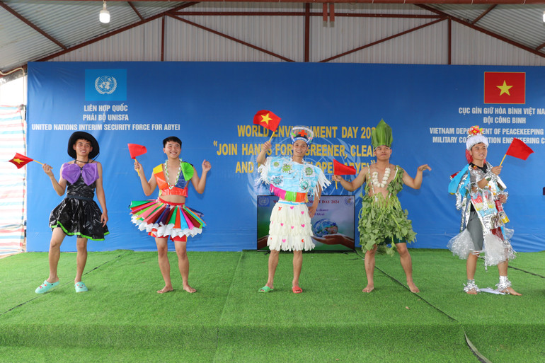 Đội Công binh Việt Nam trình diễn thời trang từ các sản phẩm tái chế, hưởng ứng Ngày Môi trường thế giới (5/6) tại sự kiện.