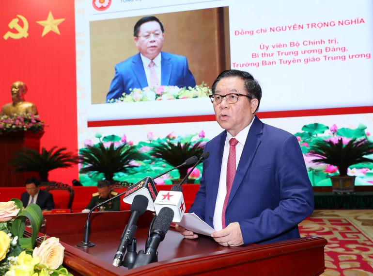 Đồng chí Nguyễn Trọng Nghĩa trình bày báo cáo Đề dẫn Hội thảo.