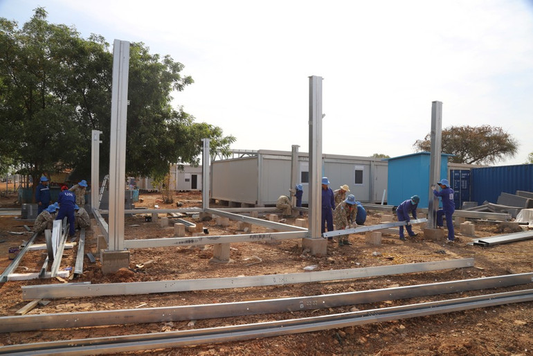 Cán bộ, nhân viên Đội Công binh việt Nam xây dựng doanh trại thông minh tại căn cứ Highway. Ảnh: Đội Công binh Việt Nam