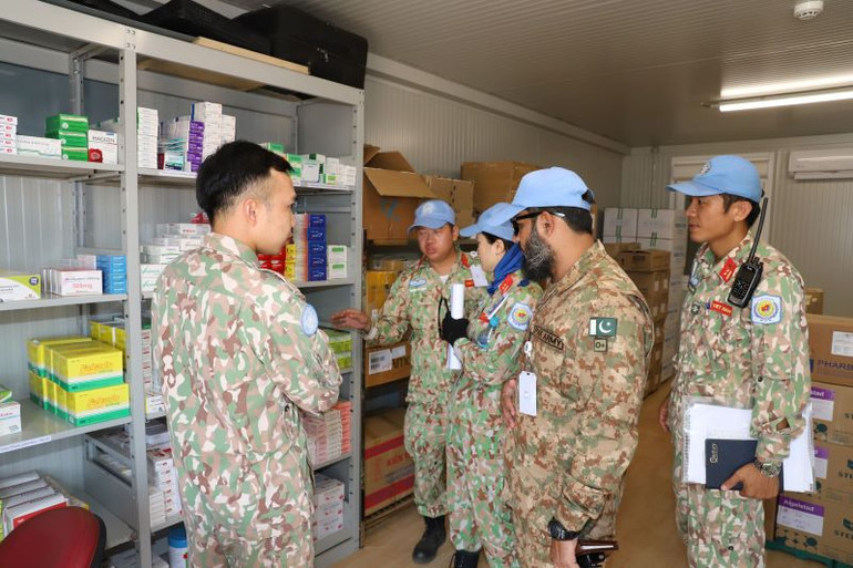 Đoàn công tác của Phái bộ UNISFA kiểm tra công tác bảo đảm quân y của Đội Công binh Việt Nam.