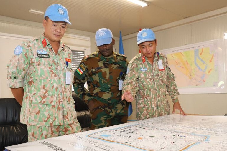 Đoàn công tác của Phái bộ UNISFA kiểm tra công tác bảo đảm tác chiến, sẵn sàng chiến đấu của Đội Công binh Việt Nam.