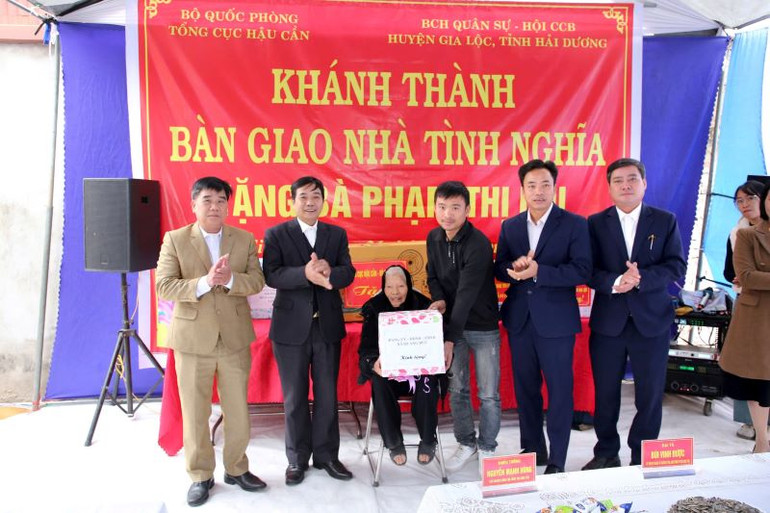 Đại diện cấp ủy, chính quyền, các ban, ngành, đoàn thể ở địa phương tặng quà gia đình bà Phạm Thị Bội.