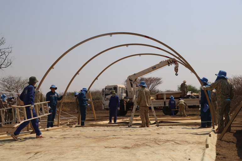 Cán bộ, nhân viên Đội Công binh Việt Nam lắp ghép, bố trí lều bạt bảo đảm nơi ăn, chốn ở để chuẩn bị thi công xây dựng doanh trại cho Tiểu đoàn Bộ binh Ghana. (Ảnh: Đội Công binh Việt Nam cung cấp).