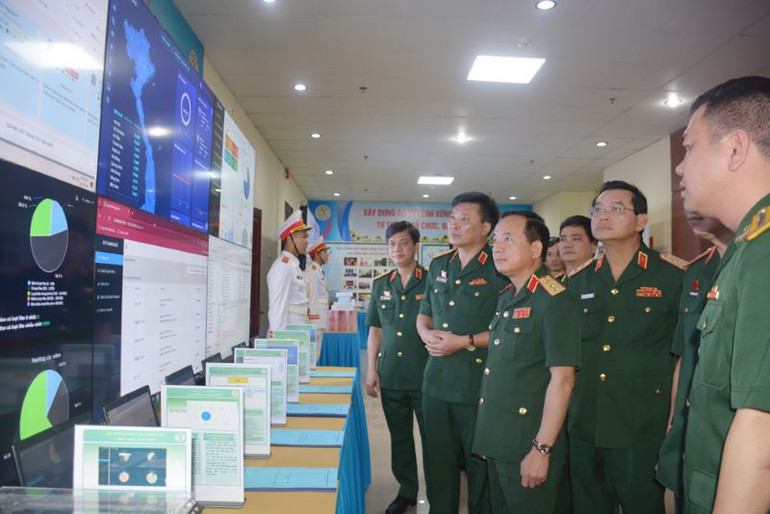 Thượng tướng Trịnh Văn Quyết cùng các đại biểu tham quan trưng bày hệ thống và các sản phẩm nghiên cứu khoa học của Bộ Tư lệnh 86.