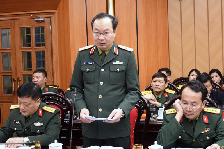 Thiếu tướng Lê Ngọc Thân, Chủ nhiệm Chính trị Tổng cục Công nghiệp Quốc phòng báo cáo kết quả phối hợp tuyên truyền năm 2023 và nhiệm vụ trọng tâm công tác tuyên truyền năm 2024.