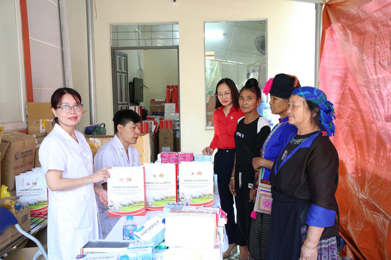 Các thầy thuốc Tổng cục Hậu cần trao túi thuốc miễn phí tặng người dân.