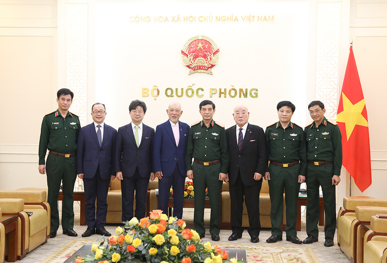 Đại tướng Phan Văn Giang và Chủ tịch danh dự Quỹ Hòa bình Sasakawa, Nhật Bản chụp ảnh cùng các đại biểu.