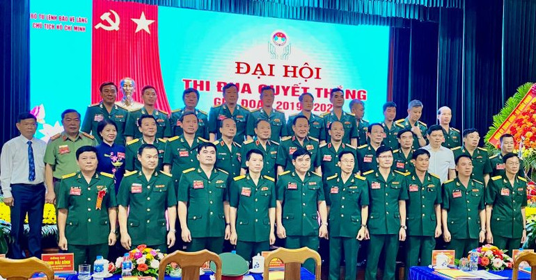 Thượng tướng Võ Minh Lương chụp ảnh cùng các đại biểu và các điển hình tiên tiến dự Đại hội.