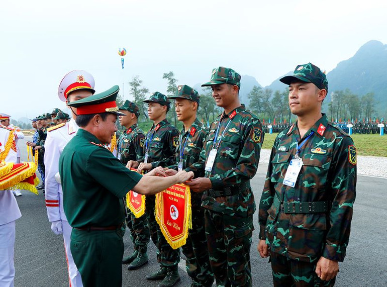 Trung tướng Thái Văn Minh trao Cờ lưu niệm tặng các đơn vị tham gia Hội thao.