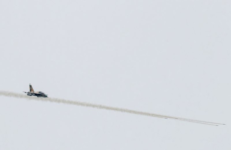 Máy bay Yak-130 thuộc Trung đoàn 940, Trường Sĩ quan Không quân thực hành tiêu diệt mục tiêu mặt đất trong diễn tập.