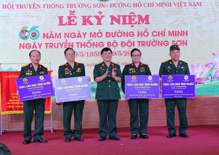 Trao tặng số tiền để xây dựng nhà tình nghĩa tặng hội viên có hoàn cảnh khó khăn về nhà ở. Ảnh: TRỌNG ĐỨC Trao tặng số tiền để xây dựng nhà tình nghĩa tặng hội viên có hoàn cảnh khó khăn về nhà ở. Ảnh: TRỌNG ĐỨC