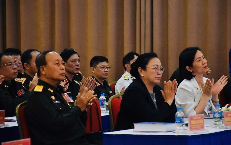 Thượng tướng Thongloi Silivong, Thứ trưởng Quốc phòng, Chủ nhiệm Tổng cục Chính trị Quân đội nhân dân Lào và các đại biểu dự hội thảo. Thượng tướng Thongloi Silivong, Thứ trưởng Quốc phòng, Chủ nhiệm Tổng cục Chính trị Quân đội nhân dân Lào và các đại biểu dự hội thảo.