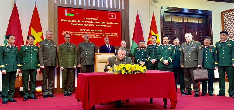 Trung tướng Khrenin Viktor Gennadievich, Bộ trưởng Quốc phòng Cộng hòa Belarus ký kết các văn bản hợp tác hai bên đã thống nhất.
