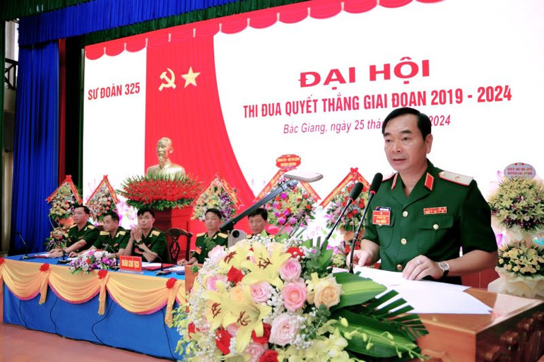 Thiếu tướng Trương Mạnh Dũng, Tư lệnh Quân đoàn 12 phát biểu tại đại hội. Thiếu tướng Trương Mạnh Dũng, Tư lệnh Quân đoàn 12 phát biểu tại đại hội.