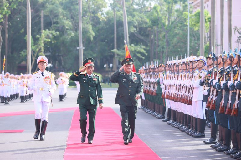 Đại tướng Phan Văn Giang và Thượng tướng Trương Hựu Hiệp duyệt Đội danh dự Quân đội nhân dân Việt Nam.
