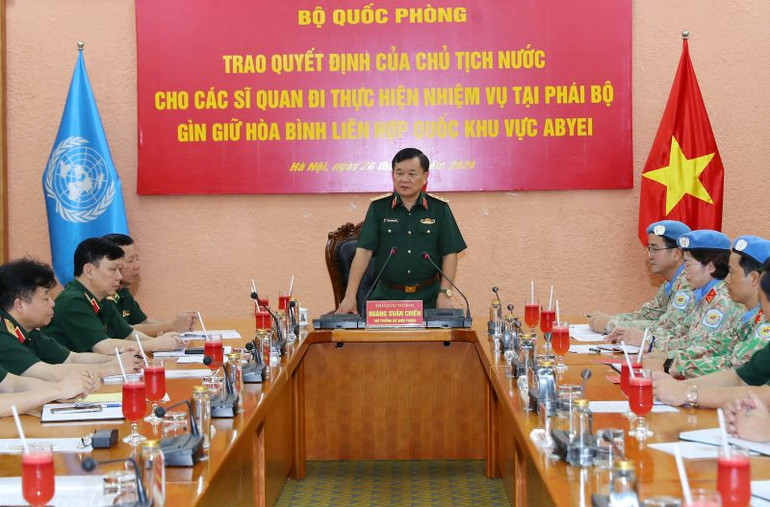 Thượng tướng Hoàng Xuân Chiến phát biểu giao nhiệm vụ cho hai sĩ quan lên đường làm nhiệm vụ.