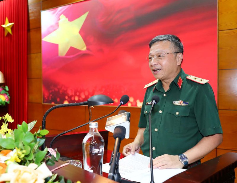 Trung tướng Lê Quang Minh trình bày Báo cáo sơ kết công tác Đảng, công tác chính trị 6 tháng đầu năm 2024. Trung tướng Lê Quang Minh trình bày Báo cáo sơ kết công tác Đảng, công tác chính trị 6 tháng đầu năm 2024.