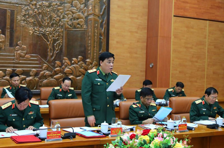 Trung tướng Hồ Quang Tuấn báo cáo tại hội nghị.