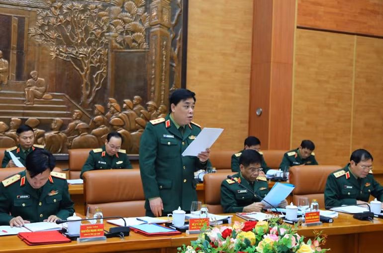 Trung tướng Hồ Quang Tuấn báo cáo tại hội nghị. Trung tướng Hồ Quang Tuấn báo cáo tại hội nghị.